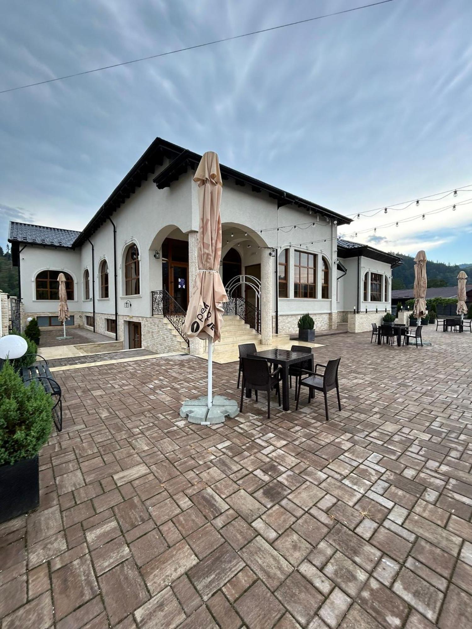 Complex Zeus Hotel Leresti Exterior photo