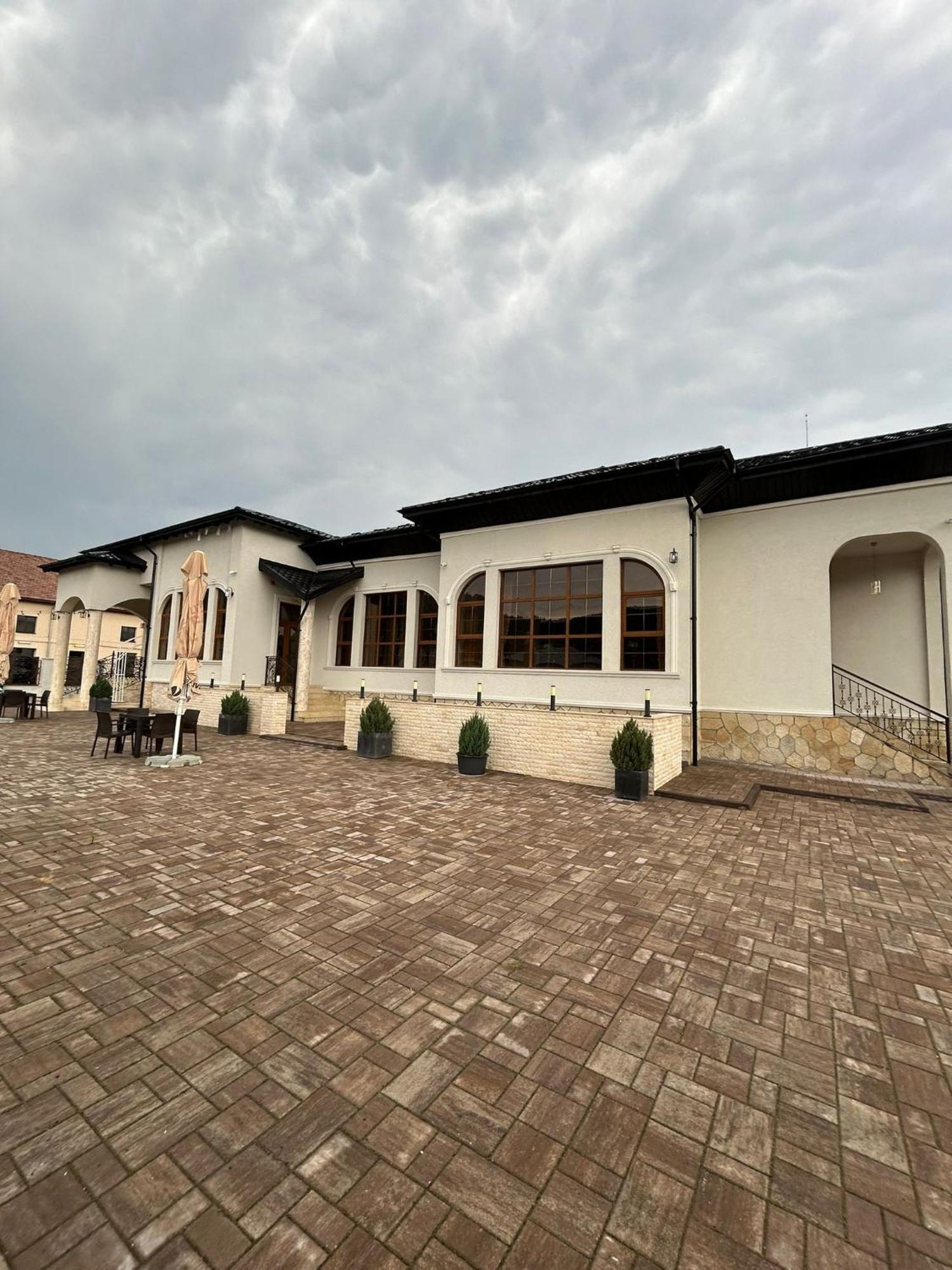 Complex Zeus Hotel Leresti Exterior photo