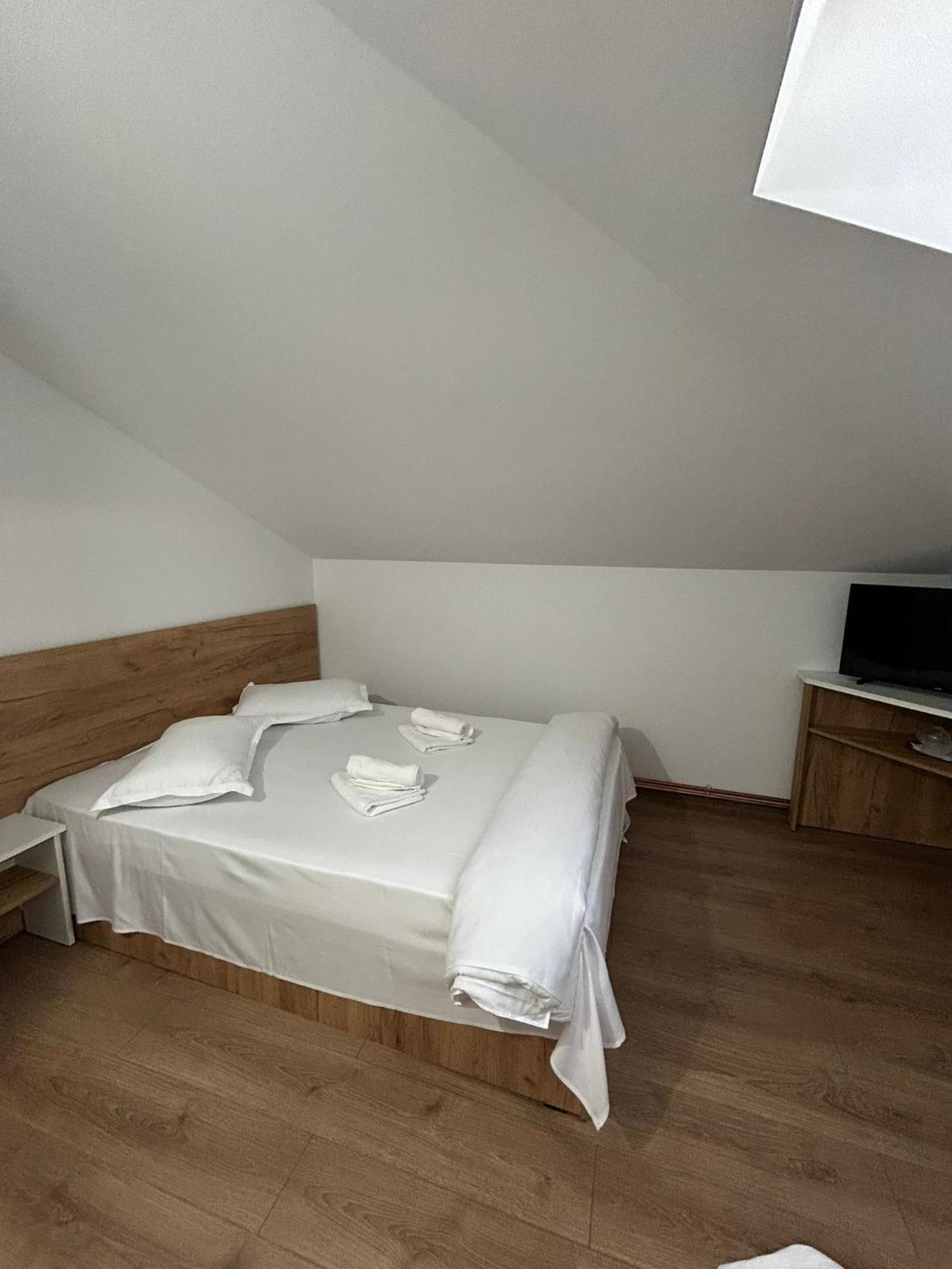 Complex Zeus Hotel Leresti Room photo