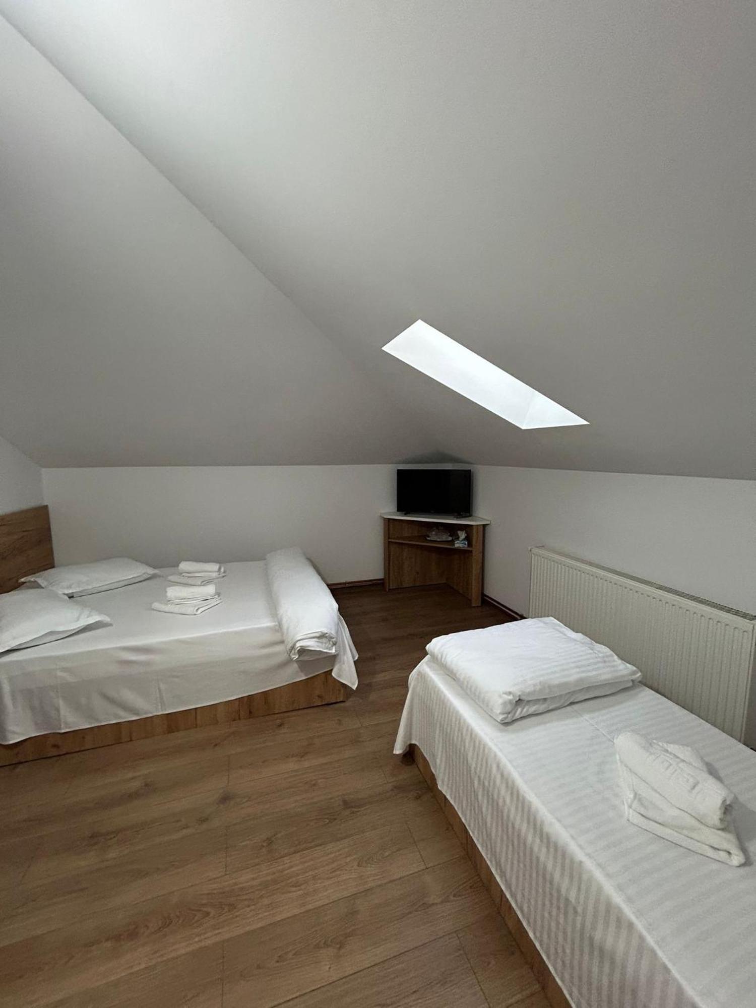 Complex Zeus Hotel Leresti Room photo