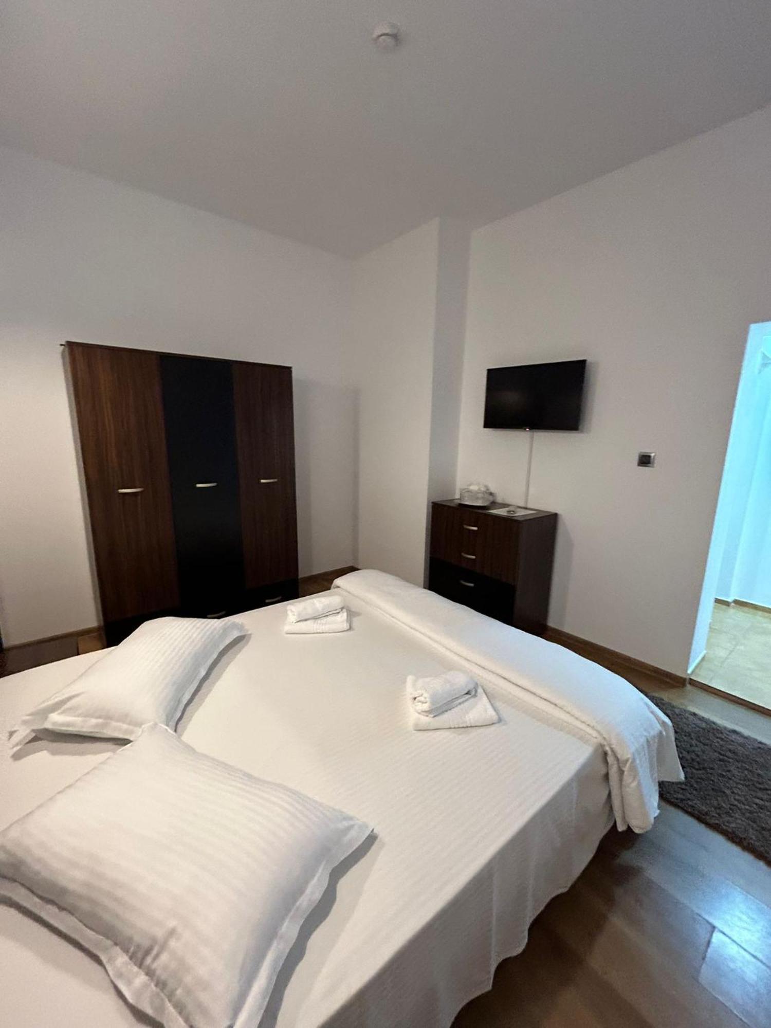Complex Zeus Hotel Leresti Room photo