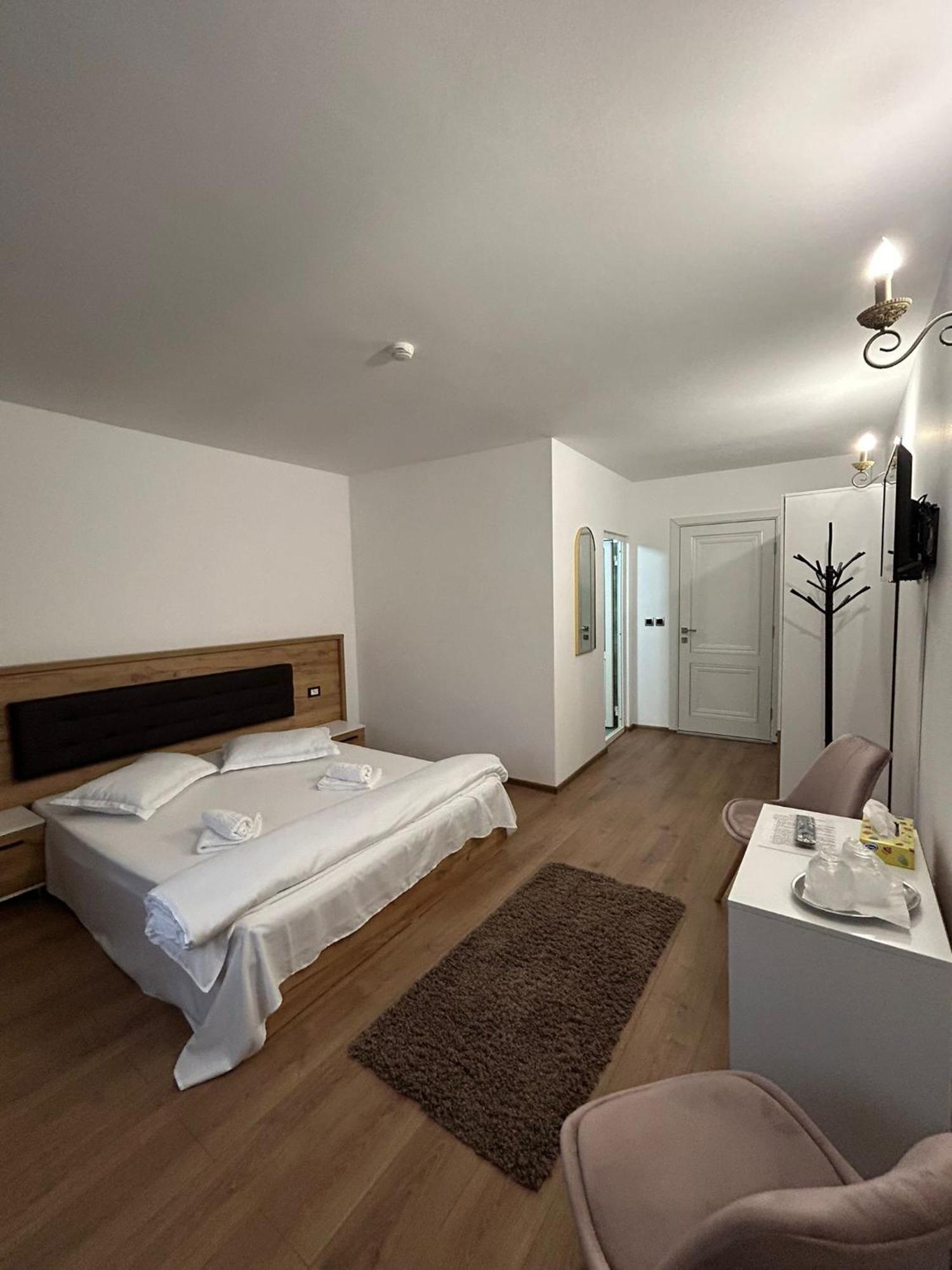 Complex Zeus Hotel Leresti Exterior photo