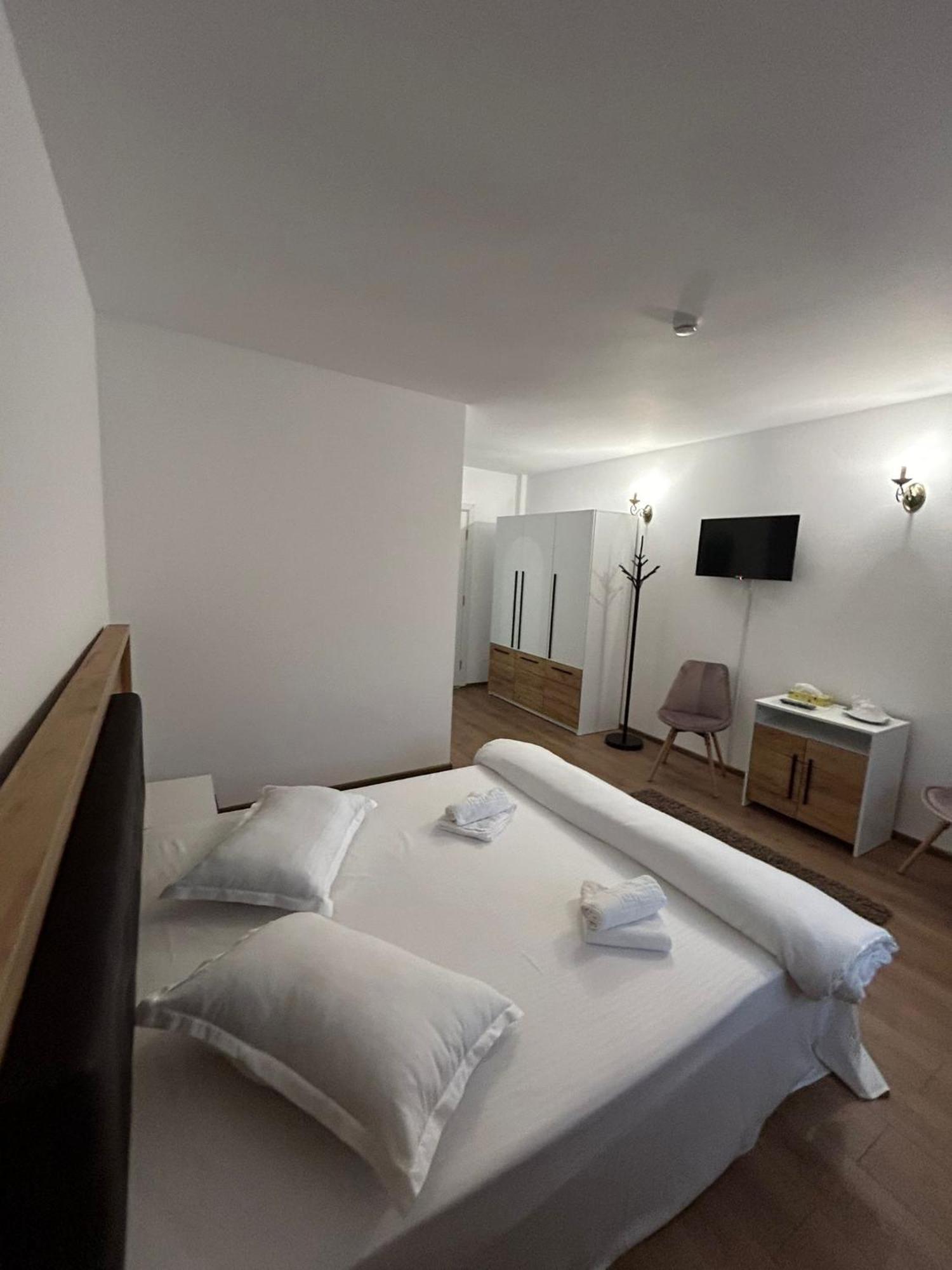 Complex Zeus Hotel Leresti Exterior photo